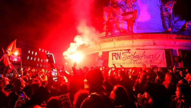 In several major cities - here in Paris - there were spontaneous celebrations. (Bild: APA/AFP/Dimitar DILKOFF)