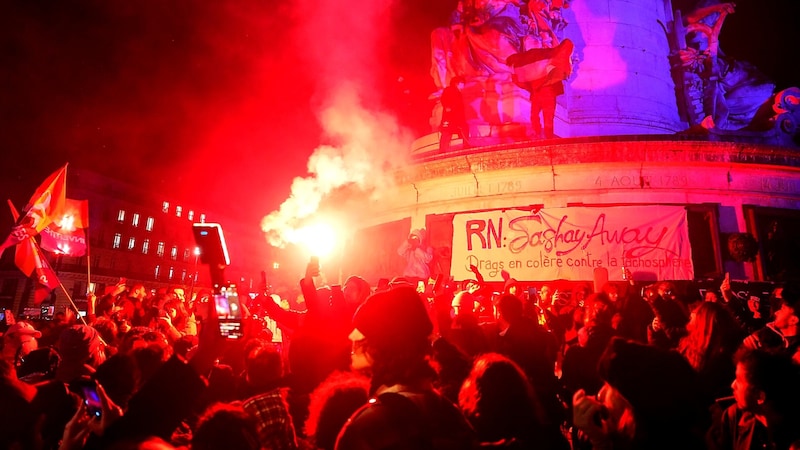 There were scenes of jubilation in several major cities - here in Paris. (Bild: APA/AFP/Dimitar DILKOFF)