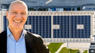 CCE-Chef Martin Dürnberger beschäftigt sich nicht nur mit dem Bau von PV-Kraftwerken, sondern auch mit der Entwicklung und der Errichtung von Energiespeicherlösungen. (Bild: Krone KREATIV/CCE Holding, Werner Kerschbaummayr)