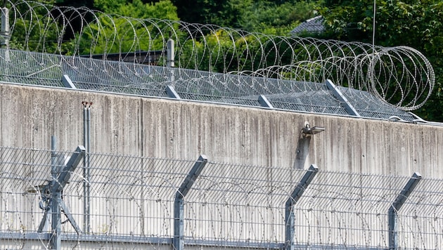 Bislang ein einziges Mal konnte ein Insasse aus dem Gefängnis in Puch-Urstein flüchten. Ausgebüxte Häftlinge schafften es in der Vergangenheit aber immer wieder in der Schlagzeilen der Salzburger „Krone“. (Bild: Tschepp Markus)