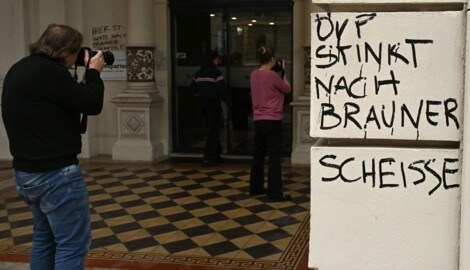 „ÖVP stinkt nach brauner Scheisse“, schrieb ein Unruhestifter auf das ÖVP-Gebäude neben dem Wiener Rathaus. (Bild: APA/HELMUT FOHRINGER)
