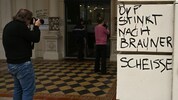Vandalen hinterließen bei der ÖVP-Bundesparteizentrale in Wien am Mittwoch eine Spur der ...