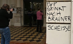 Vandalen hinterließen bei der ÖVP-Bundesparteizentrale in Wien am Mittwoch eine Spur der ...