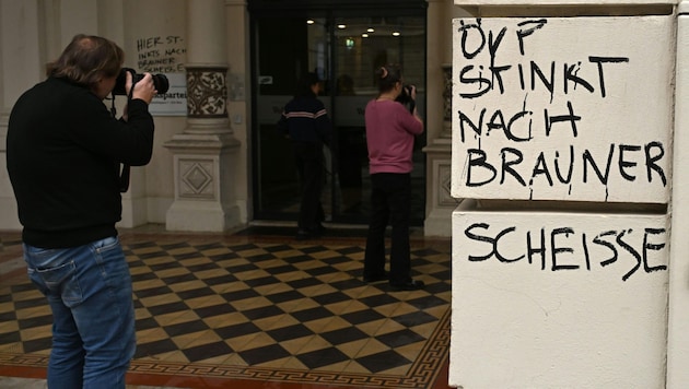 Vandals left a trail of destruction at the ÖVP federal party headquarters in Vienna on Wednesday. (Bild: APA/HELMUT FOHRINGER)