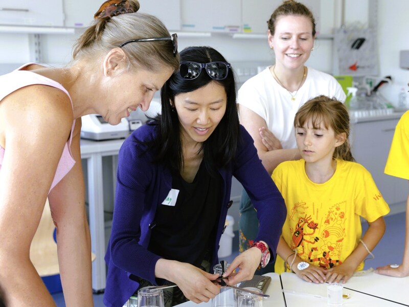 „Frag die Science Oma!“: Frauen ab 60 Jahren können hier im Labor selbst experimentieren und ihr Forscherwissen dann in Workshops an den Nachwuchs weitergeben. (Bild: ISTA Klosterneuburg)