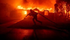 Noch stehen die Einsatzkräfte bei der Bekämpfung der Brände auf verlorenem Posten. Heftige Winde entfachen die Flammen immer wieder aufs Neue. (Bild: APA/AP)