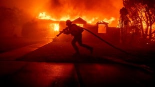 Noch stehen die Einsatzkräfte bei der Bekämpfung der Brände auf verlorenem Posten. Heftige Winde entfachen die Flammen immer wieder aufs Neue. (Bild: APA/AP)