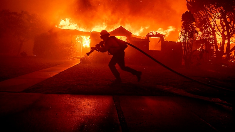 Noch stehen die Einsatzkräfte bei der Bekämpfung der Brände auf verlorenem Posten. Heftige Winde entfachen die Flammen immer wieder aufs Neue. (Bild: APA/AP)