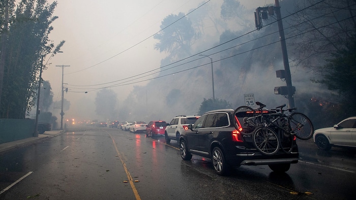 Vor den Flammen flüchtende Bewohner von Pacific Palisades