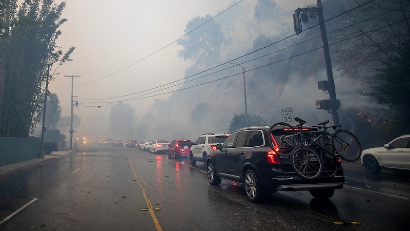 Vor den Flammen flüchtende Bewohner von Pacific Palisades (Bild: APA/Getty Images via AFP/GETTY IMAGES/Apu Gomes)