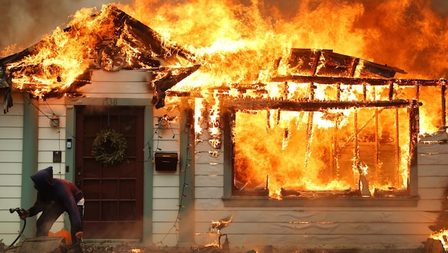 The fires in Los Angeles cannot be contained, with strong winds repeatedly fanning the blazes. Many stars are also affected by the firestorm. (Bild: APA Pool/APA/Getty Images via AFP/GETTY IMAGES/MARIO TAMA)