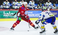 KAC-Stürmer Mathias From (li.) schockte den VSV nach nur 23 Sekunden.