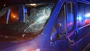 Bei Dunkelheit wollte ein Mann im Zillertal die B169 überqueren und wurde von einem Kleinbus ...