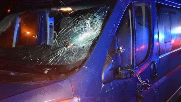 Bei Dunkelheit wollte ein Mann im Zillertal die B169 überqueren und wurde von einem Kleinbus angefahren. (Bild: zoom.tirol)