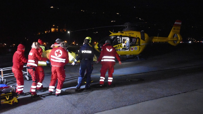 Der Schwerverletzte wurde in die Innsbrucker Klinik geflogen. (Bild: zoom.tirol)