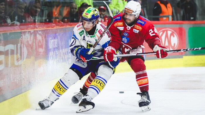 Rückkehrer Steven Strong (re., gegen Lindner) und der KAC donnerten über die Adler hinweg.