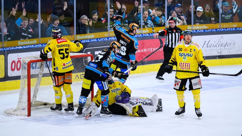 The Black Wings celebrated an overtime win in Linz. (Bild: GEPA)