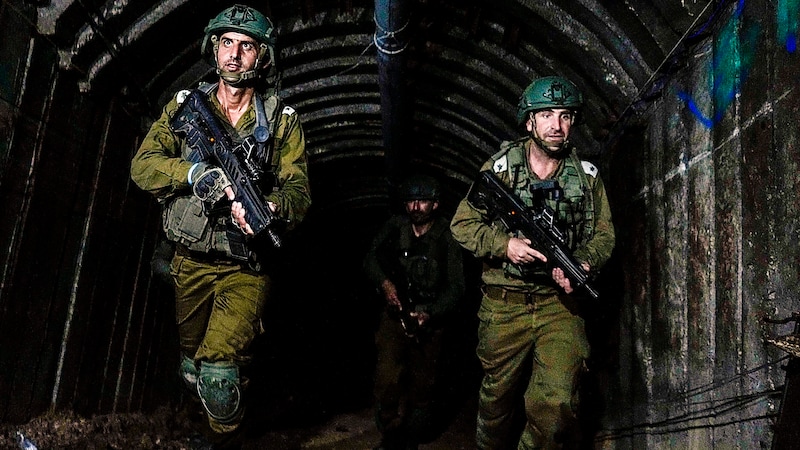 Die israelischen Soldaten kämpfen weiterhin gegen die Hamas und suchen nach den verbliebenen Geiseln. (Bild: APA/Copyright 2023 The Associated Press. All rights reserved.)