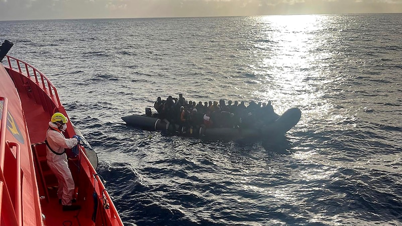 Am Dreikönigstag, in einem Schlauchboot (Bild), auf dem sich 60 Menschen zusammendrängten, kam vor der spanischen Insel Lanzarote ein Bub zur Welt. (Bild: AP)