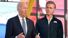 Am Rande einer Einsatzbesprechung in Los Angeles, wo derzeit verheerende Brände wüten, verkündete US-Präsident Joe Biden die frohe Botschaft. (Bild: APA/AP)