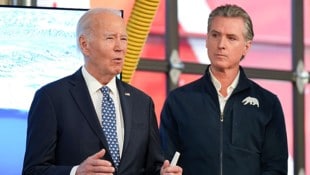 Am Rande einer Einsatzbesprechung in Los Angeles, wo derzeit verheerende Brände wüten, verkündete US-Präsident Joe Biden die frohe Botschaft. (Bild: APA/AP)