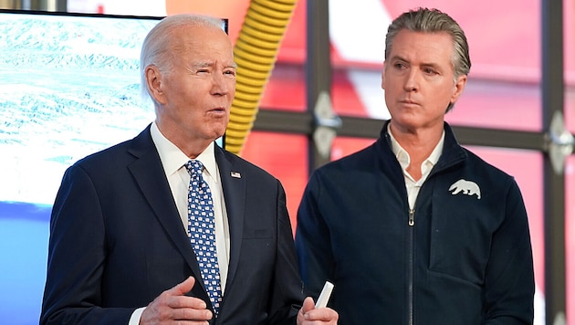 Am Rande einer Einsatzbesprechung in Los Angeles, wo derzeit verheerende Brände wüten, verkündete US-Präsident Joe Biden die frohe Botschaft. (Bild: APA/AP)