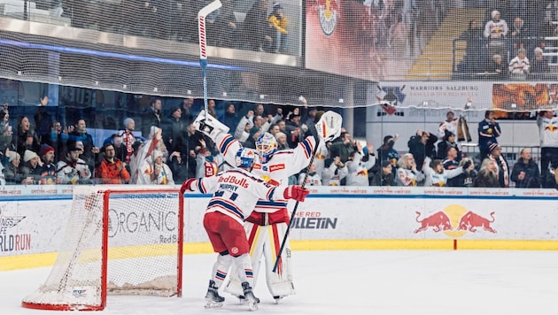 Goalie Tolvanen tat es wieder – Murphy war erster Gratulant. (Bild: 2024 EC Red Bull Salzburg)