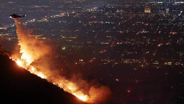 The famous Hollywood Hills are already in flames. (Bild: MARIO TAMA/Getty Images)