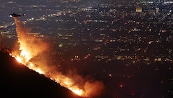 Die berühmten Hollywood Hills stehen bereits in Flammen. (Bild: MARIO TAMA/Getty Images)