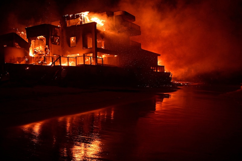 Luxury villas burn down in the luxury resort of Malibu. (Bild: AFP/AGUSTIN PAULLIER)