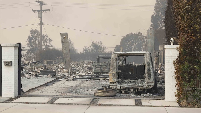 Miles Teller's villa is also completely burnt out. (Bild: Photo Press Service)