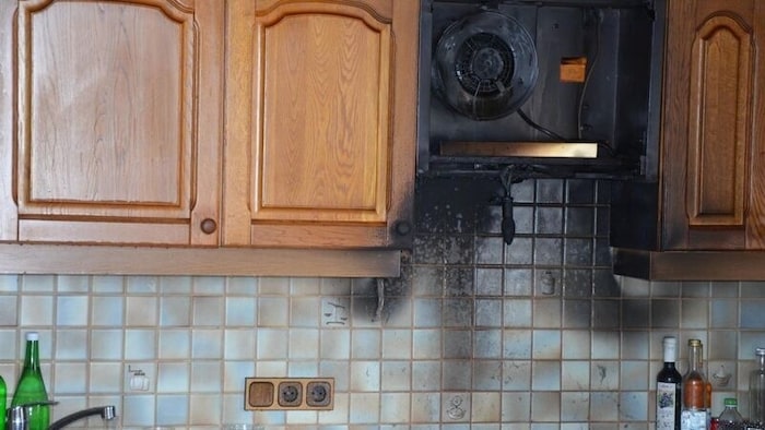 Die Küche fing Feuer.