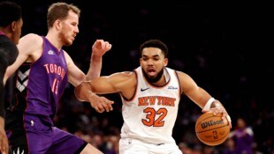 Jakob Pöltl (l.) hatte gegen Karl-Anthony Towns (r.) und Co. das Nachsehen. (Bild: AFP/APA/Getty Images via AFP/GETTY IMAGES/AL BELLO)