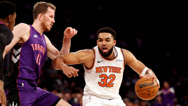 Jakob Pöltl (l.) hatte gegen Karl-Anthony Towns (r.) und Co. das Nachsehen. (Bild: AFP/APA/Getty Images via AFP/GETTY IMAGES/AL BELLO)