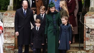 Prinz William und Prinzessin Kate mit den Kindern Prinz Louis, Prinzessin Charlotte und Prinz George. (Bild: APA/Aaron Chown/PA via AP)