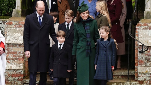 Prince William and Princess Kate with their children Prince Louis, Princess Charlotte and Prince George. (Bild: Aaron Chown/PA via AP)