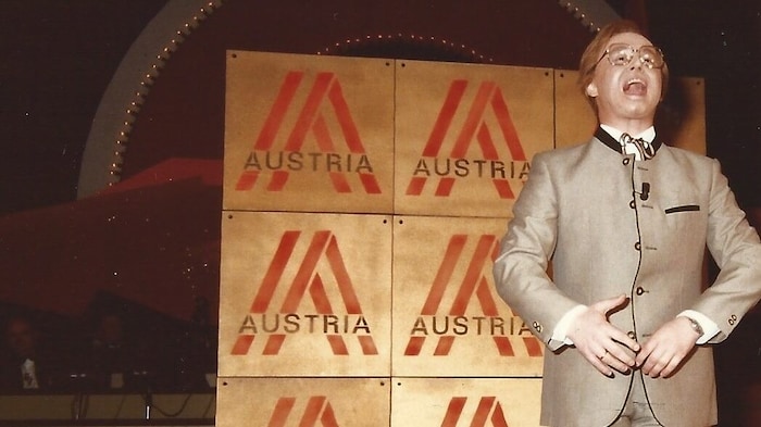 Quick-change artist Helmut Binter as presenter Günter Tolar
