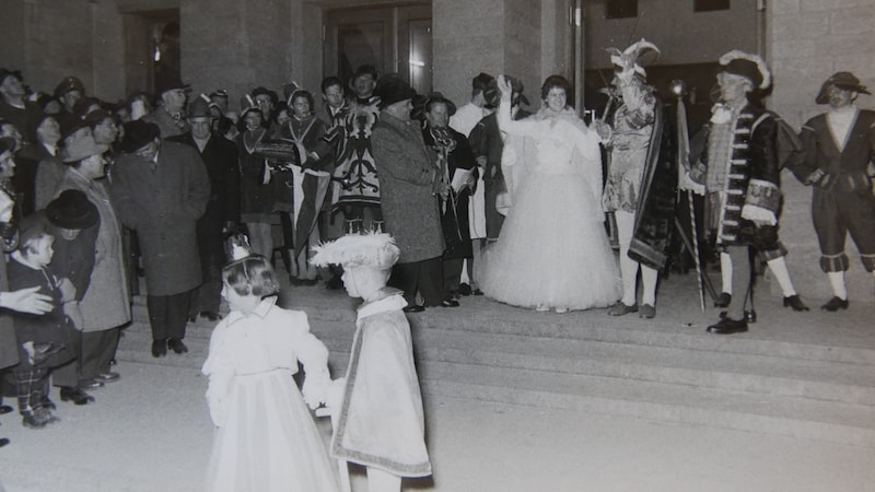 The first carnival prince and princess arriving at Villach railroad station. (Bild: Archiv Faschingsgilde Villach)