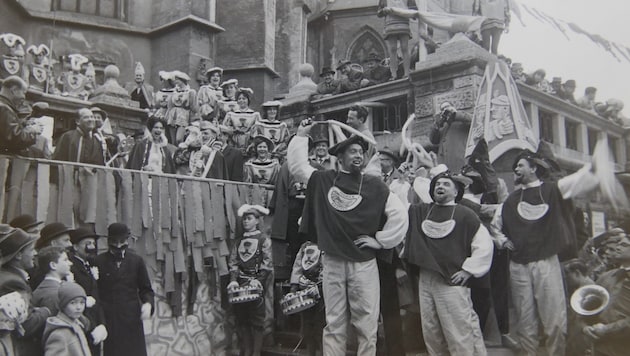 Courageous speakers with pillory hammers - the first carnival session took place a year later. (Bild: Archiv Faschingsgilde Villach)