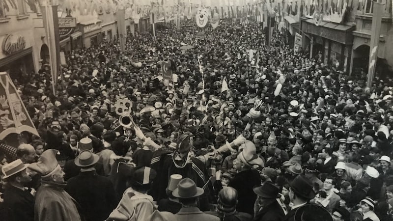 Even at the beginning, thousands of Villach residents celebrated carnival in the city center (Bild: Archiv Faschingsgilde Villach)