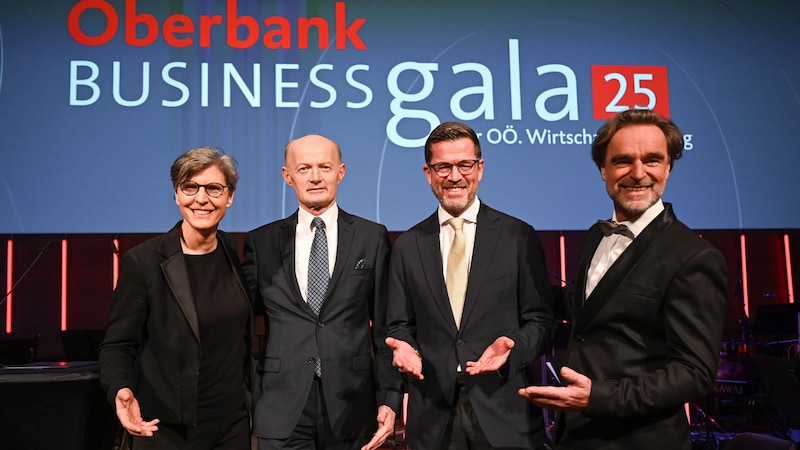 Franz Gasselsberger (2. v. li.) mit Dirigentin Elisabeth Fuchs, Karl Theodor zu Guttenberg (2. v. re.) und Star-Solist Andie Gabauer. (Bild: Wenzel Markus)