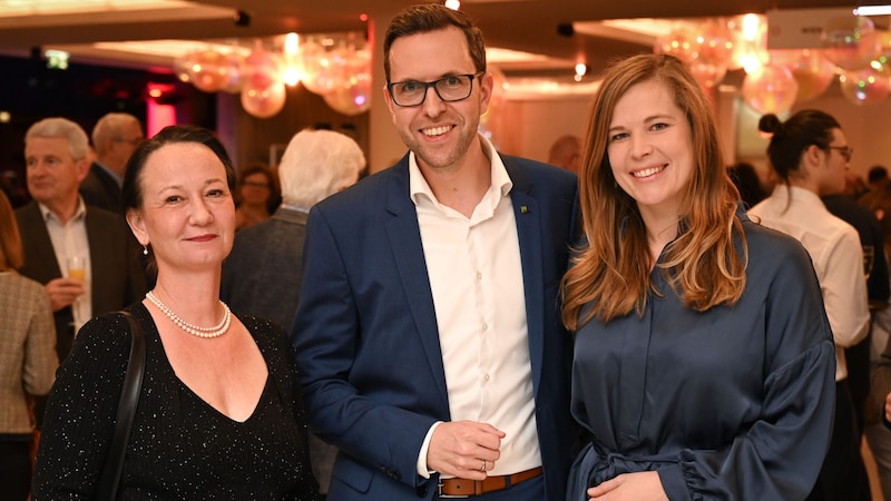 KEBA-Chef Christoph Knogler mit seiner Frau Sara (re.) und Stefanie Lindstaedt (li.), die Gründungspräsidentin der Linzer Digital-Uni, unterhielten sich im Donau-Forum ausgezeichnet. (Bild: Wenzel Markus)