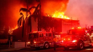 Eine Filiale der Bank of America steht in Flammen.