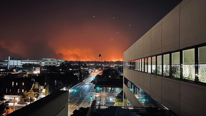 Melanie Herrmann from Styria sent the "Krone" a picture of the view from her balcony in Los Angeles as the fire approached. (Bild: privat)