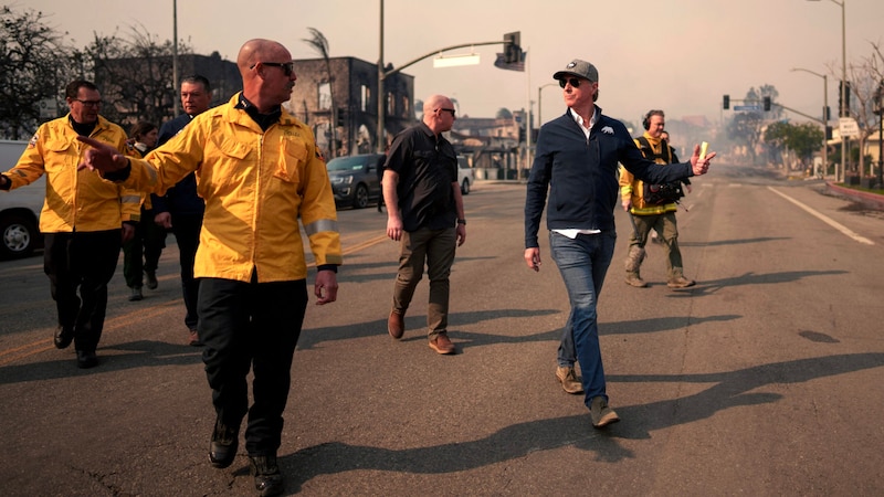 Newsom macht sich vor ein Bild der Lage. Tausende Feuerwehrleute stehen im Einsatz. (Bild: Eric Thayer/Getty Images)