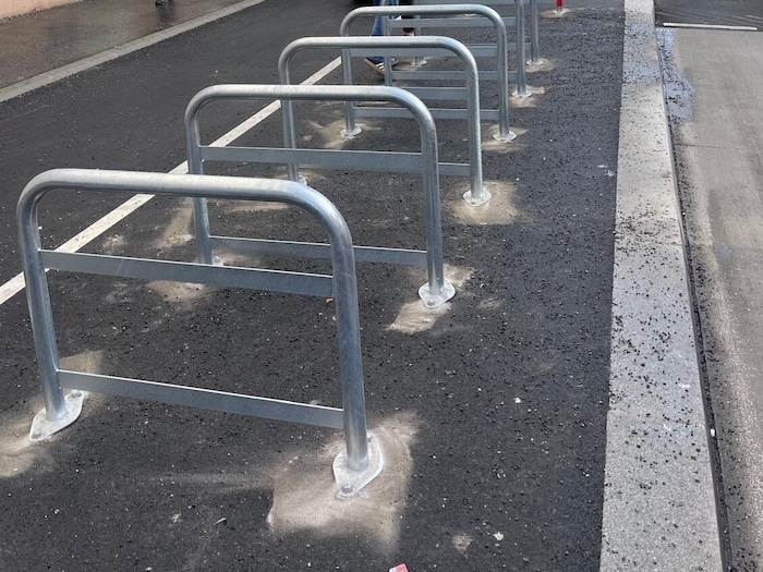 Sechs Radbügel mitten in der Station machten das Ein- und Aussteigen aus dem Bus zum Hürdenlauf.