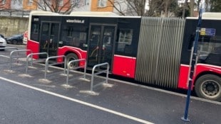 Wer am Mittwoch den 35A nutzte, staunte nicht schlecht über die Radbügel mitten in der Station. (Bild: zVg)