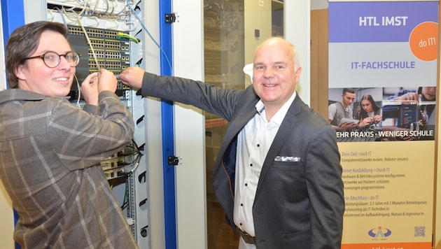 IT expert Philipp Machac (left) and Dir. Stefan Walch symbolically pin it on. (Bild: Daum Hubert)