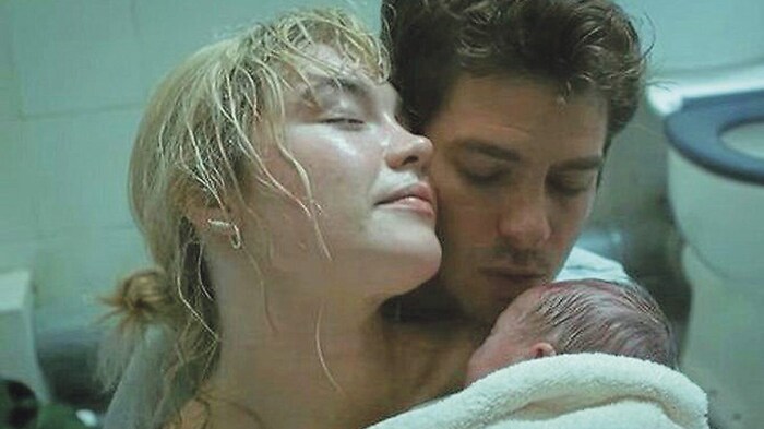 Almuts (Florence Pugh) und Tobias´ (Andrew Garfield) Tochter kommt im Toilettenraum einer ...