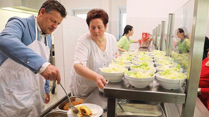 Mayor Christian Scheider also lends a hand in the community kitchen.